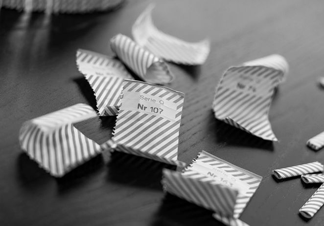 Lotter som ligger på ett bord